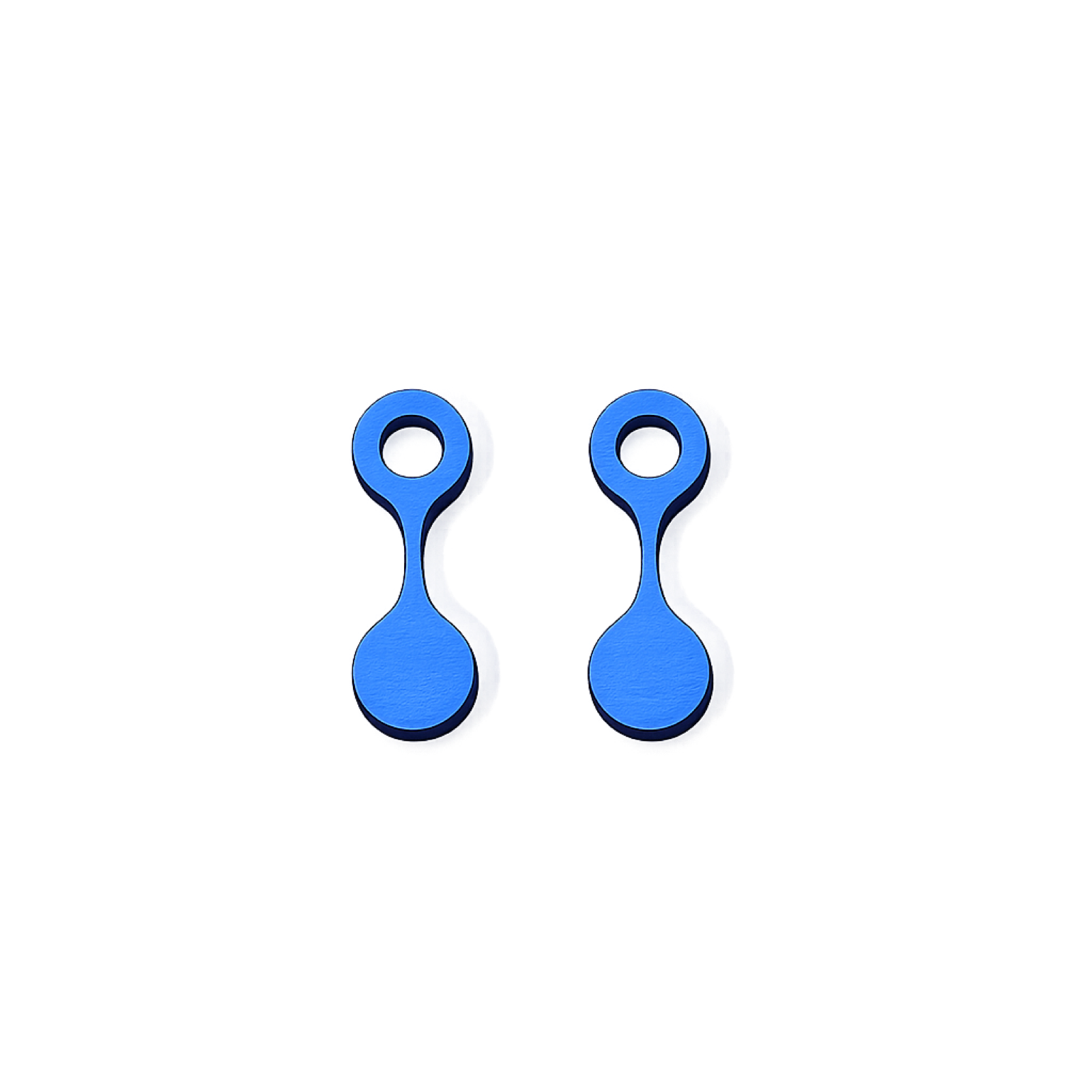 Paire de charms en bois laqué bleu azur, forme d'haltère à deux lobes relies par une barre étroite, lobe supérieur ajouré d'un rond.