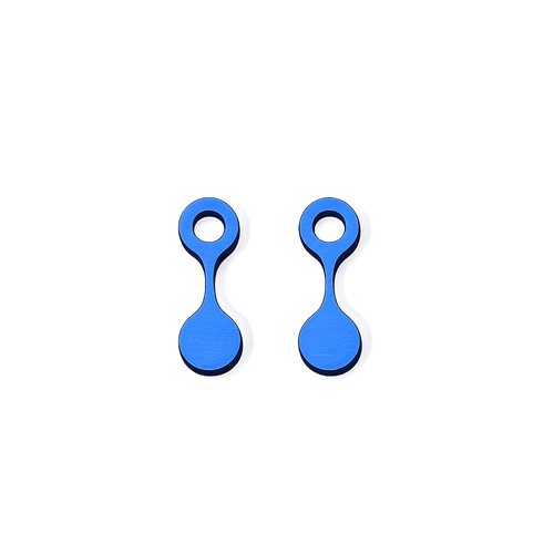 Paire de charms en bois laqué bleu azur, forme d'haltère à deux lobes relies par une barre étroite, lobe supérieur ajouré d'un rond.