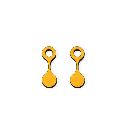 Paire de charms en bois laqué jaune safran, forme d'haltère à deux lobes relies par une barre étroite, lobe supérieur ajouré d'un rond.