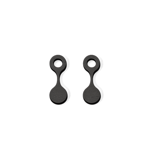 Paire de charms en bois laqué noir, forme d'haltère à deux disques relies par une barre étroite, le disque supérieur ajouré.