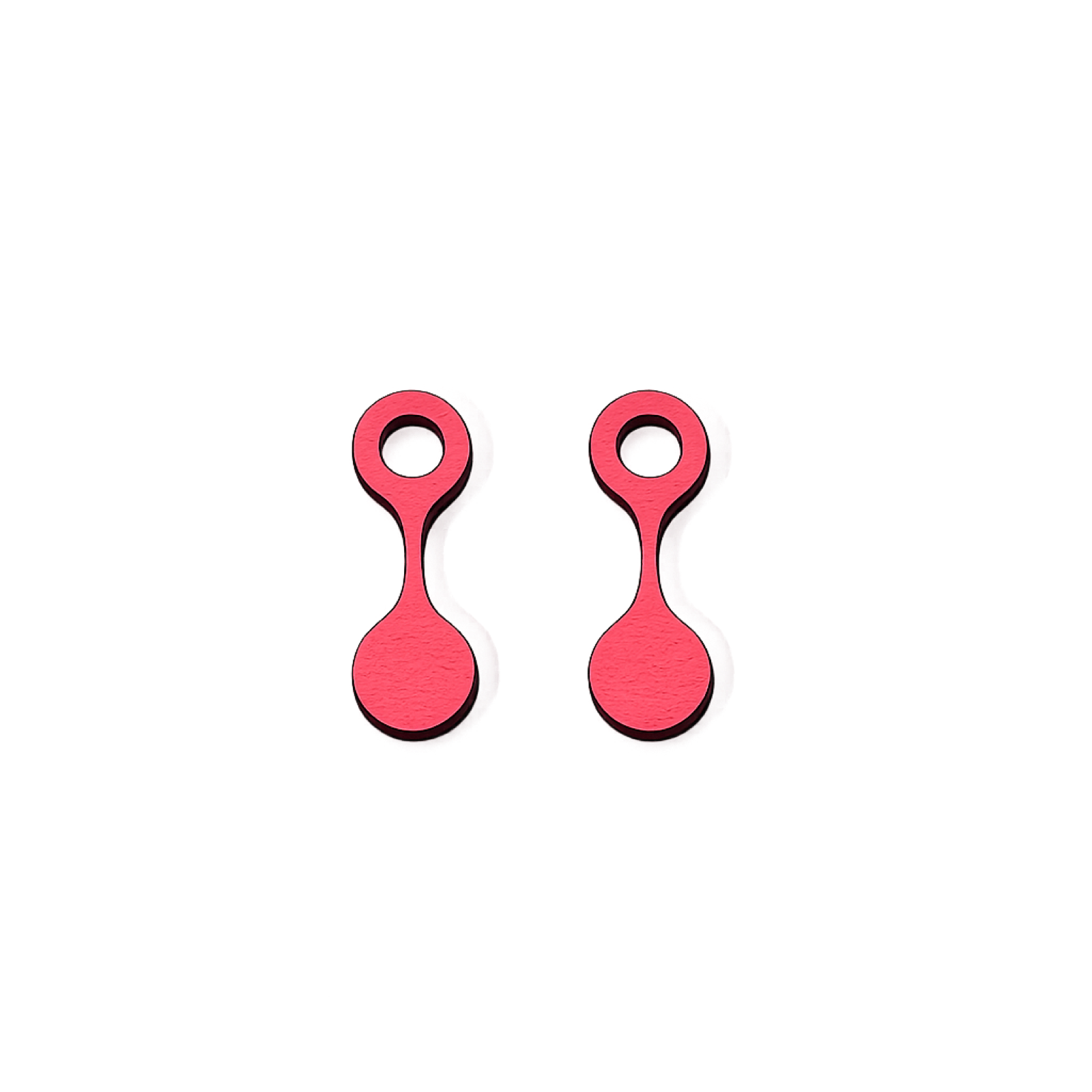 Paire de charms en bois laqué rouge corail, forme d'haltère allongée avec un anneau ajouré en tete.
