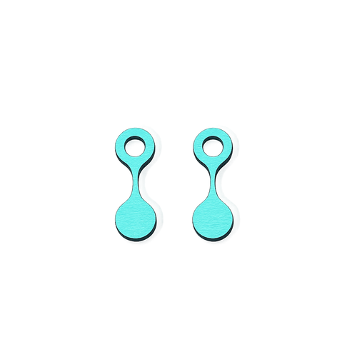 Paire de charms en bois laqué turquoise, forme d'haltère allongée avec un anneau ajouré en tete.