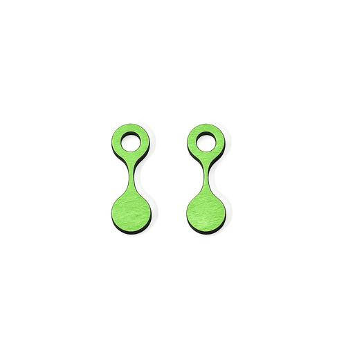Paire de charms en bois laqué vert pomme, forme d'haltère allongée avec un anneau ajouré en tete.