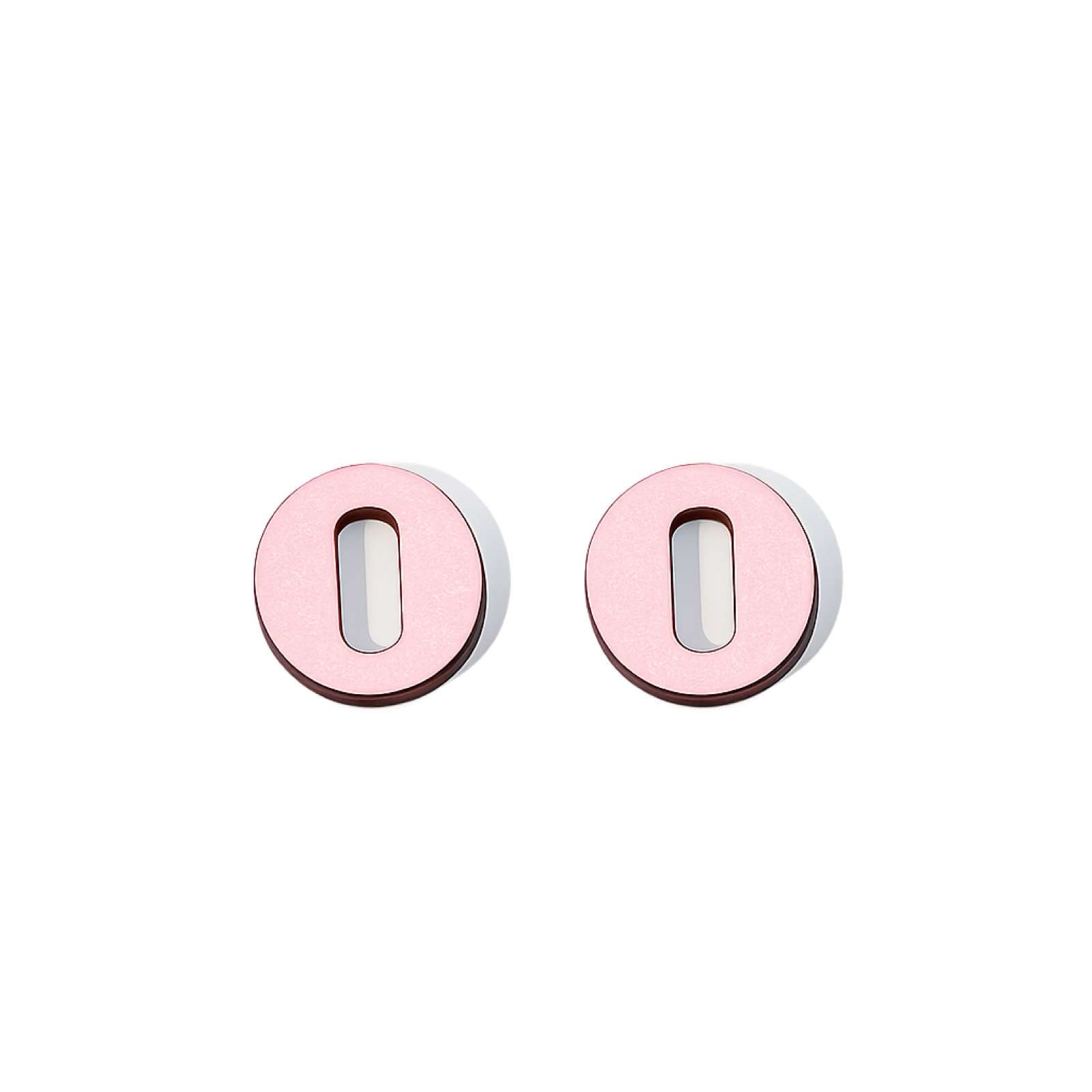 Paire de charms en bois laqué rose poudré, disque rond évidé d'une longue fente ovale centrale.