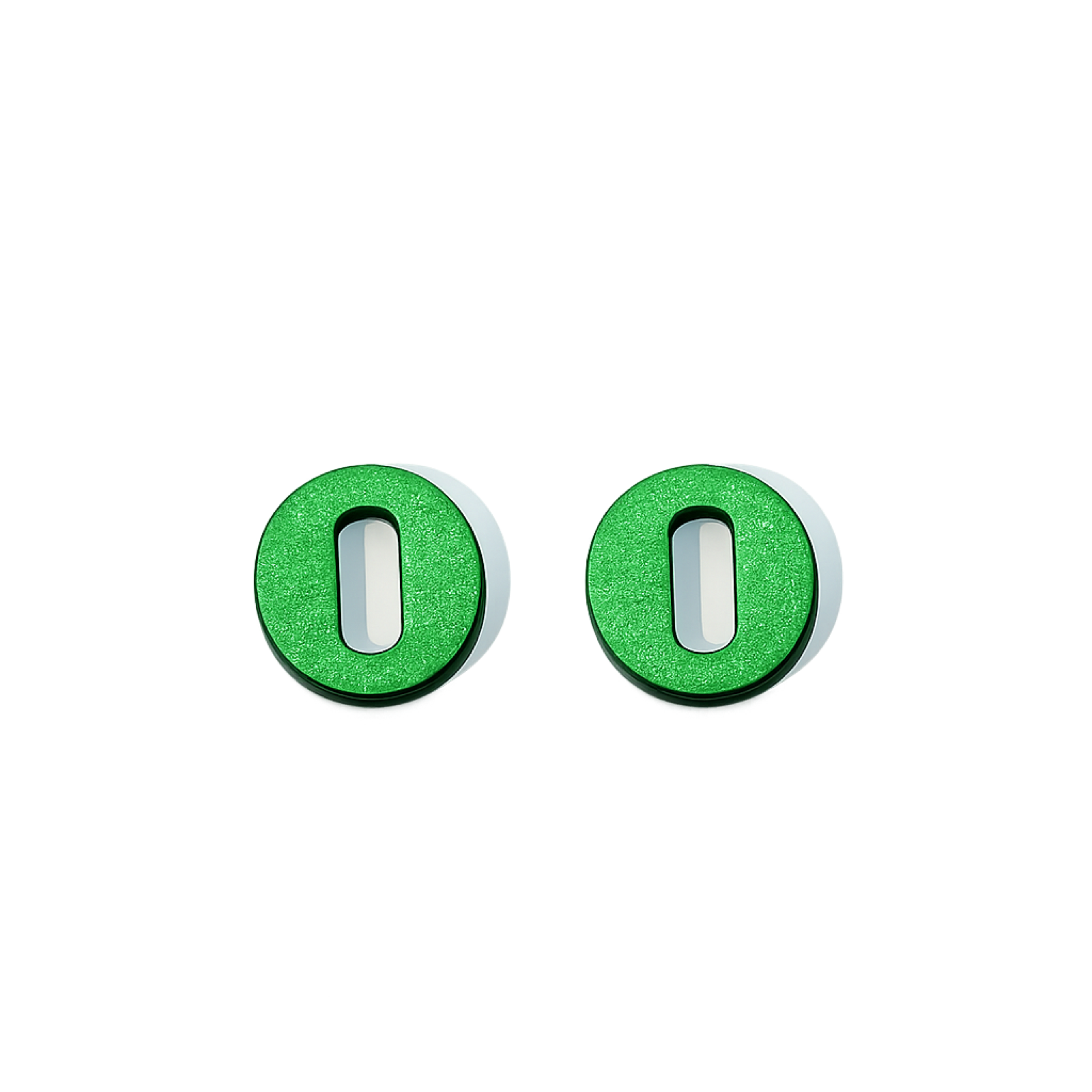 Paire de charms en bois laqué vert prairie, disque rond largement évidé d'une ouverture allongée.