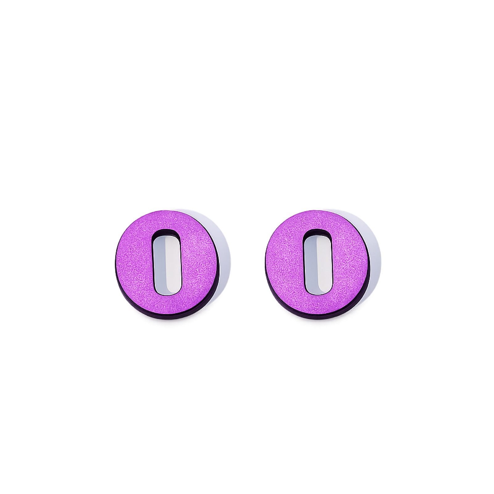 Paire de charms en bois laqué violet orchidée, disque rond largement évidé d'une fente ovale centrale.