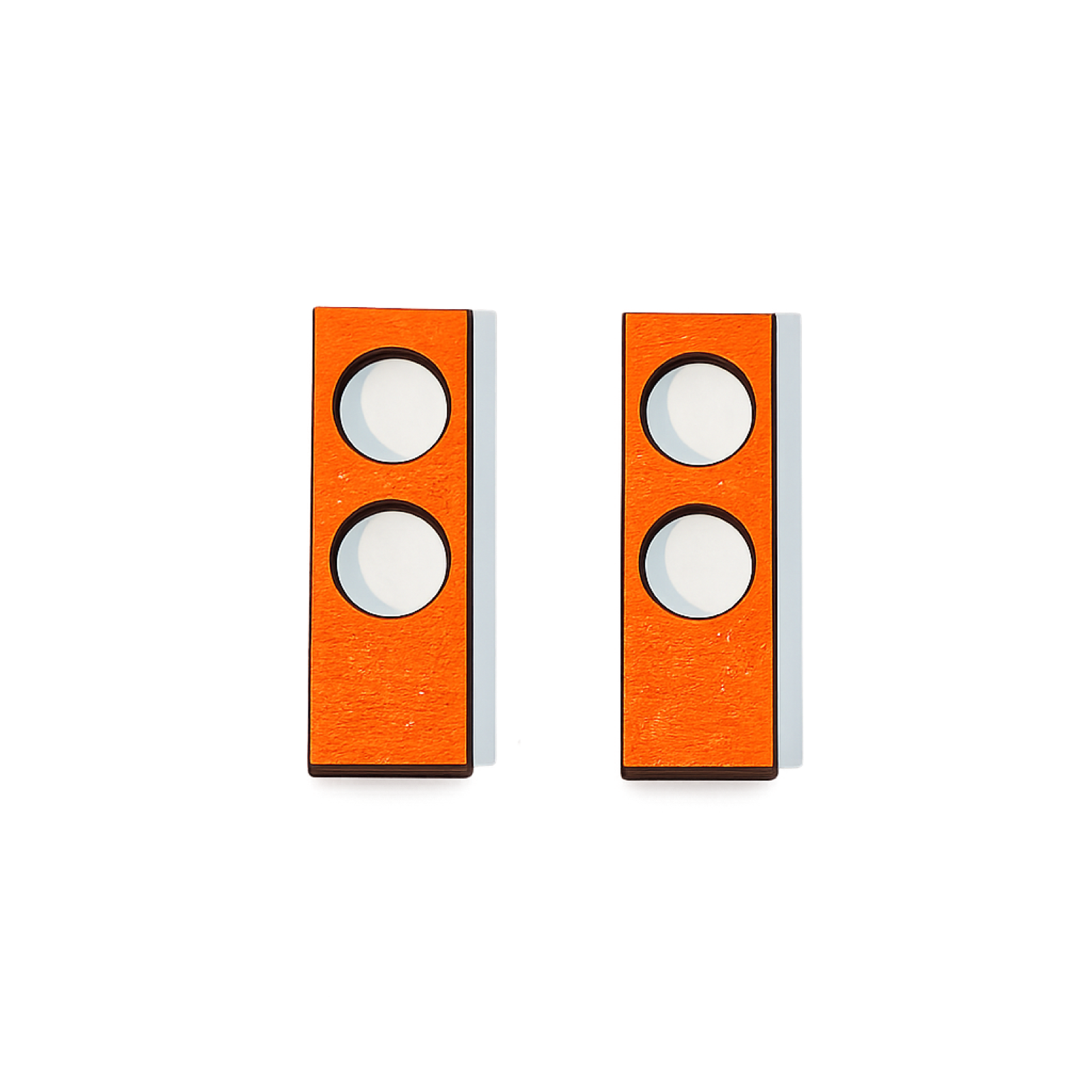 Paire de charms en bois laqué orange vif, barrette rectangulaire percée de deux gros ronds superposes.