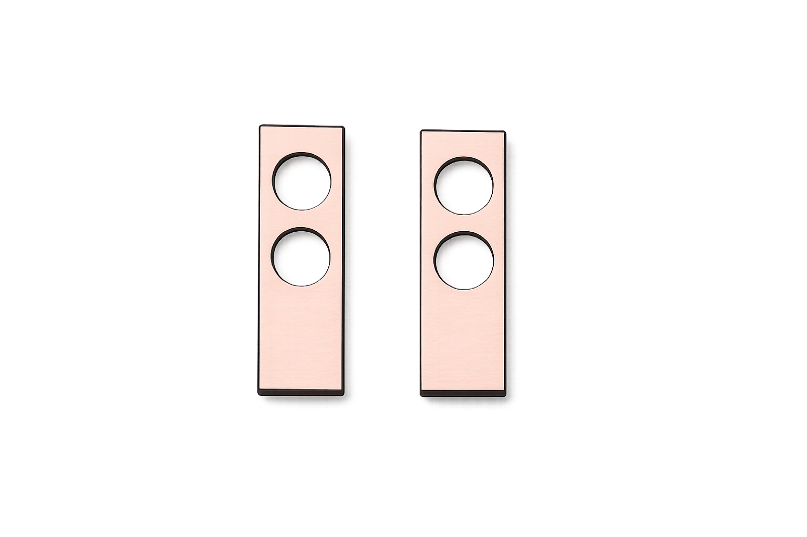 Paire de charms en bois laqué rose poudré, forme de barrette rectangulaire percée de deux gros ronds superposes.