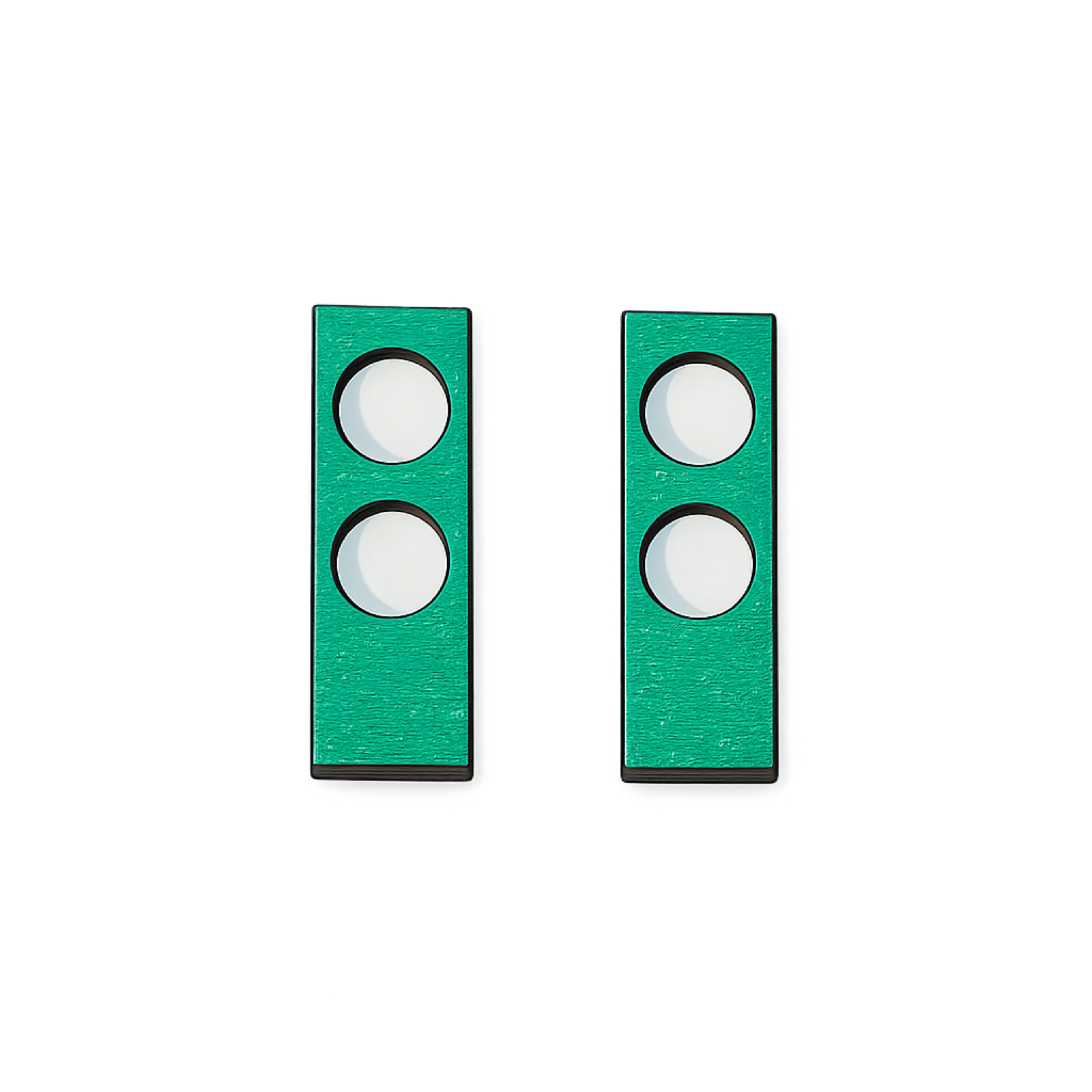 Paire de charms en bois laqué vert émeraude, forme de barrette rectangulaire percée de deux gros ronds superposes.