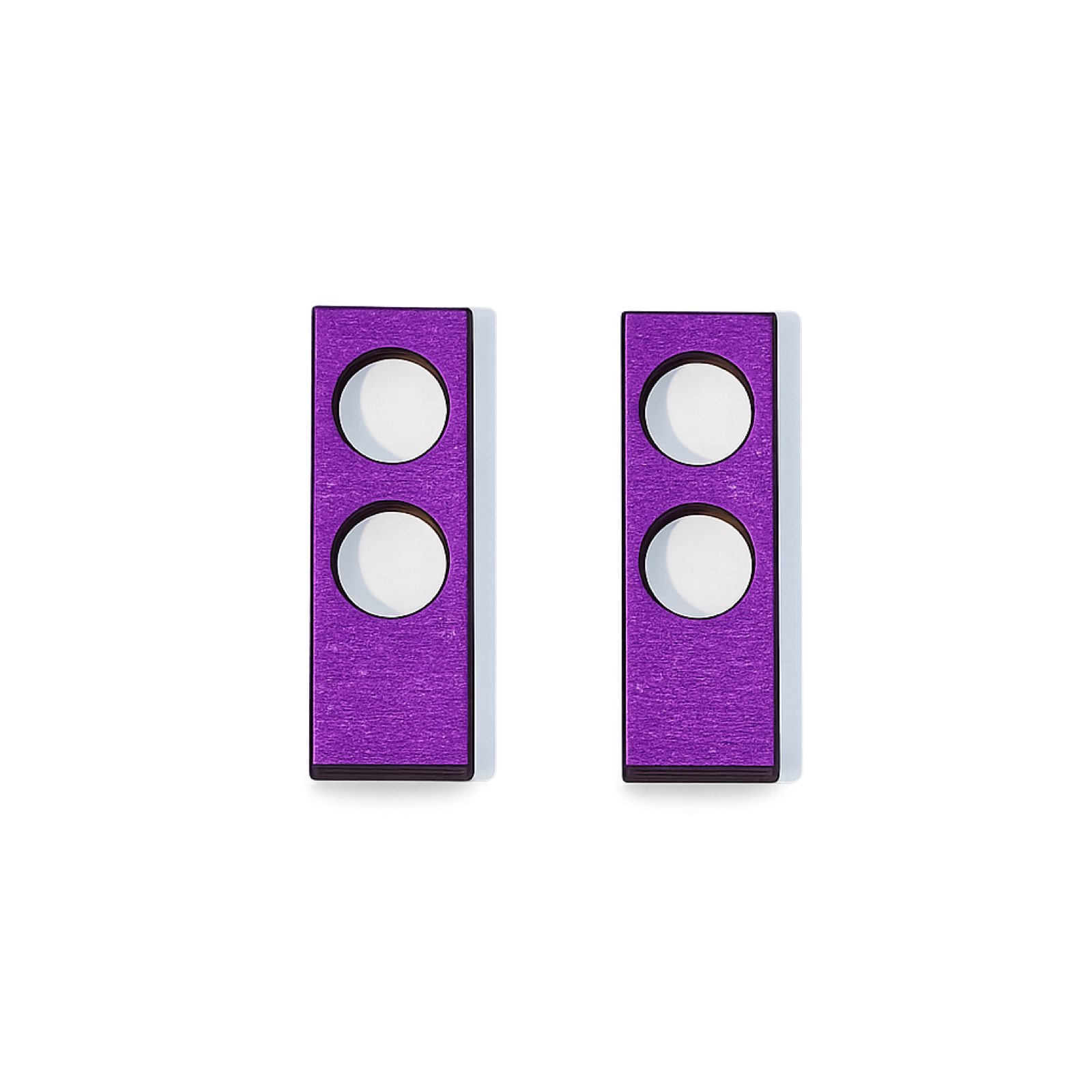 Paire de charms en bois laqué violet, barrette rectangulaire percée de deux gros ronds superposes.