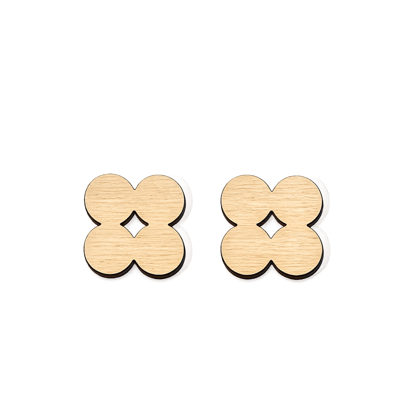 Paire de charms en bois naturel, forme quatre-feuilles à centre évidé en losange.