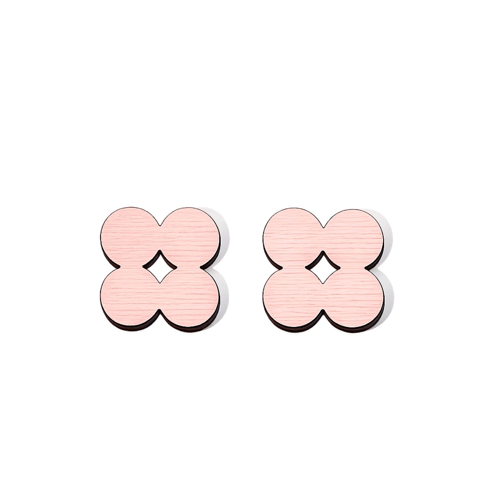 Paire de charms en bois laqué rose poudré, forme quatre-feuilles à centre évidé en losange.