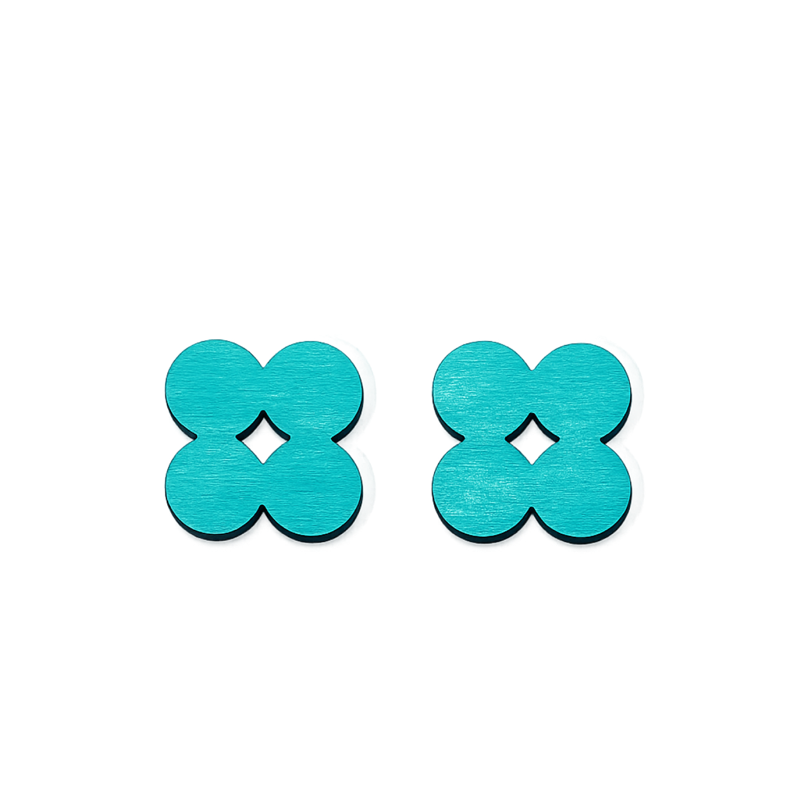 Paire de charms en bois laqué turquoise, forme de quatre-feuilles évidée en son centre d'un losange.
