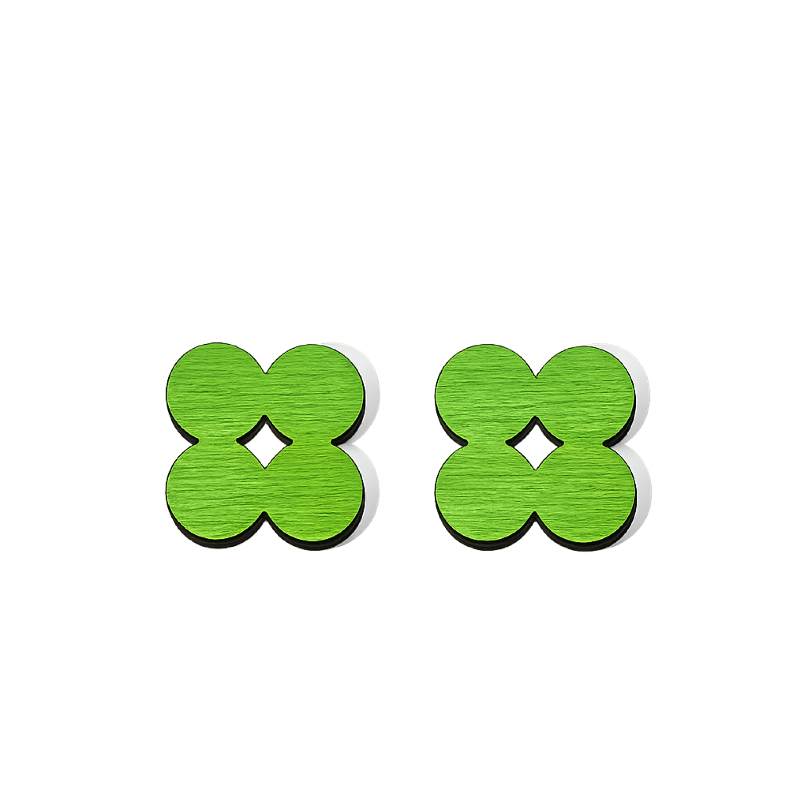 Paire de charms en bois laqué vert pomme, forme quatre-feuilles à centre évidé en losange.