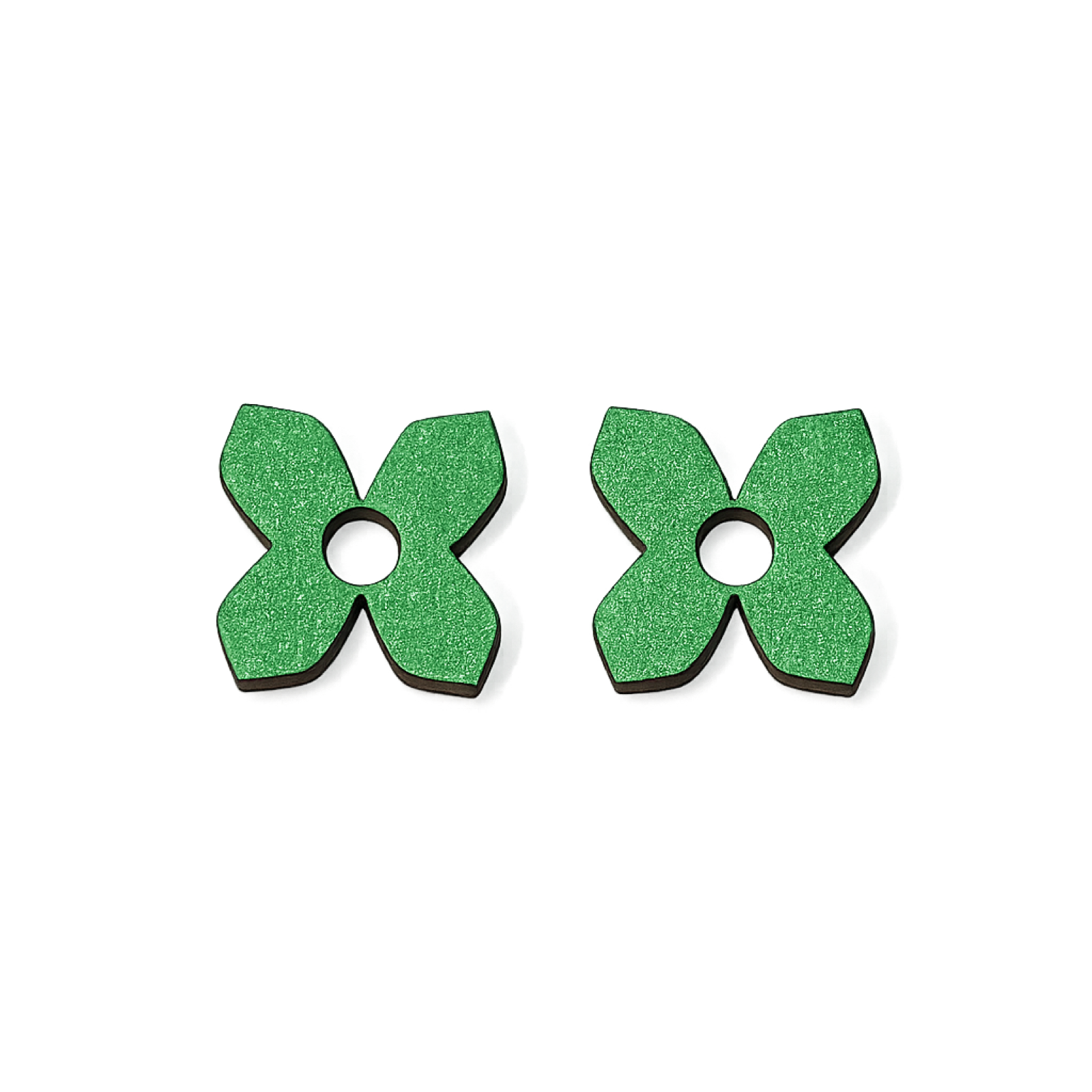 Paire de charms en bois laqué vert prairie, étoile à quatre branches pointues percée en son centre.