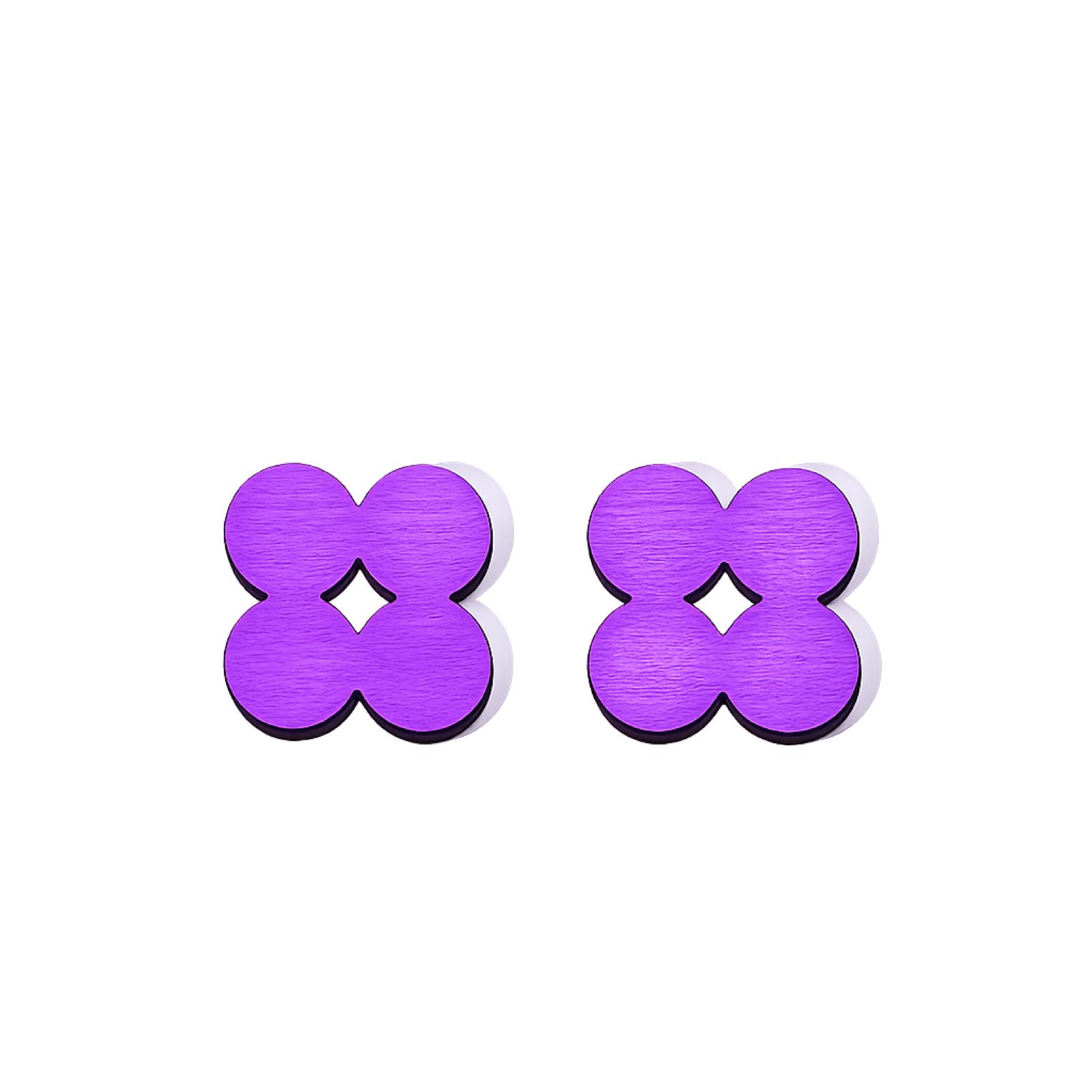 Paire de charms en bois laqué violet, forme de quatre-feuilles évidée en son centre d'un losange.