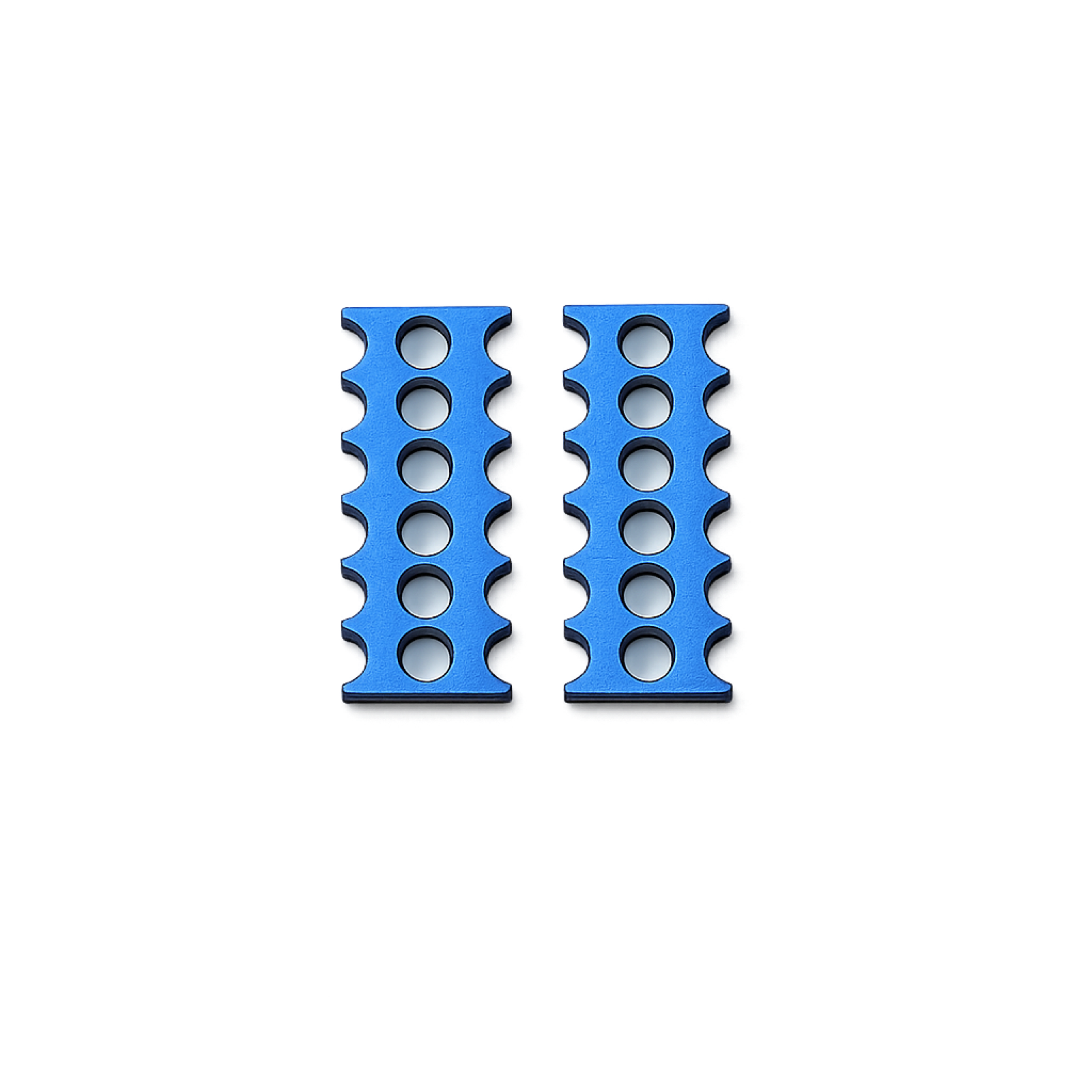 Paire de charms en bois laqué bleu vif, forme rectangulaire haute ajourée d'une échelle de petits ronds.