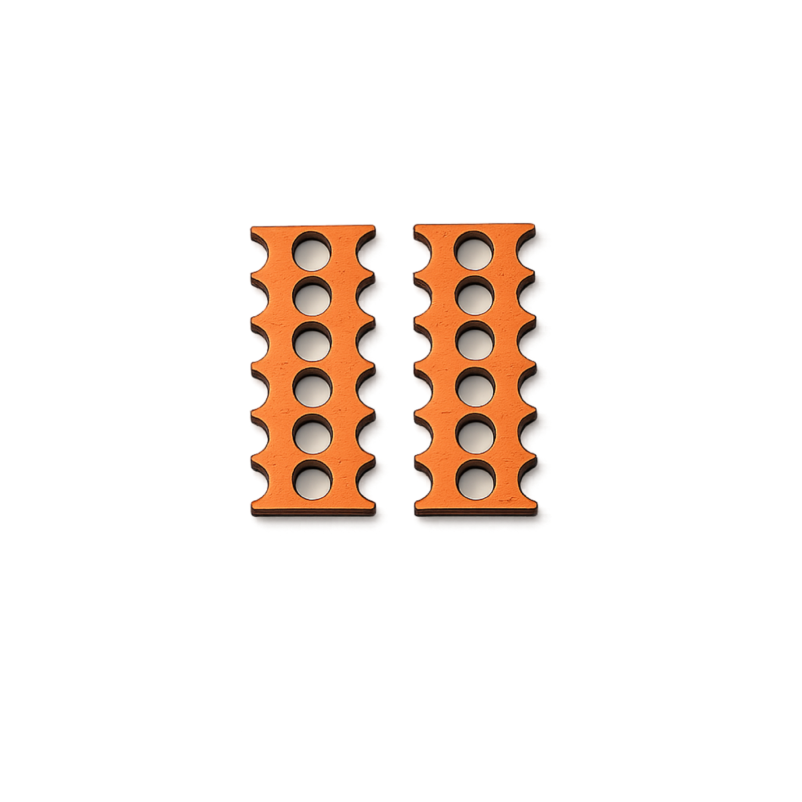 Paire de charms en bois laqué orange mandarine, forme rectangulaire haute ajourée d'une échelle de petits ronds.