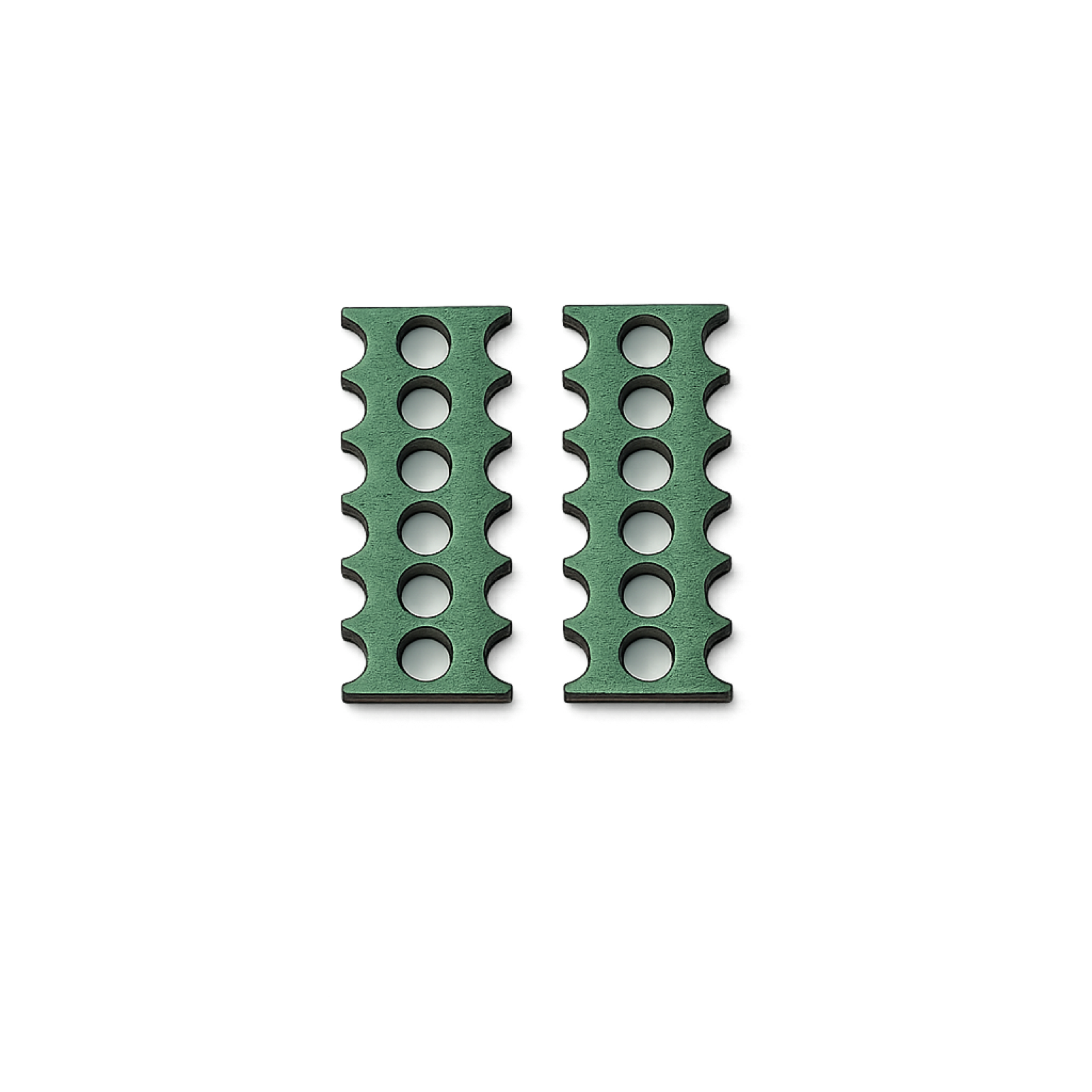 Paire de charms en bois laqué vert sapin, forme rectangulaire haute ajourée d'une échelle de petits ronds.