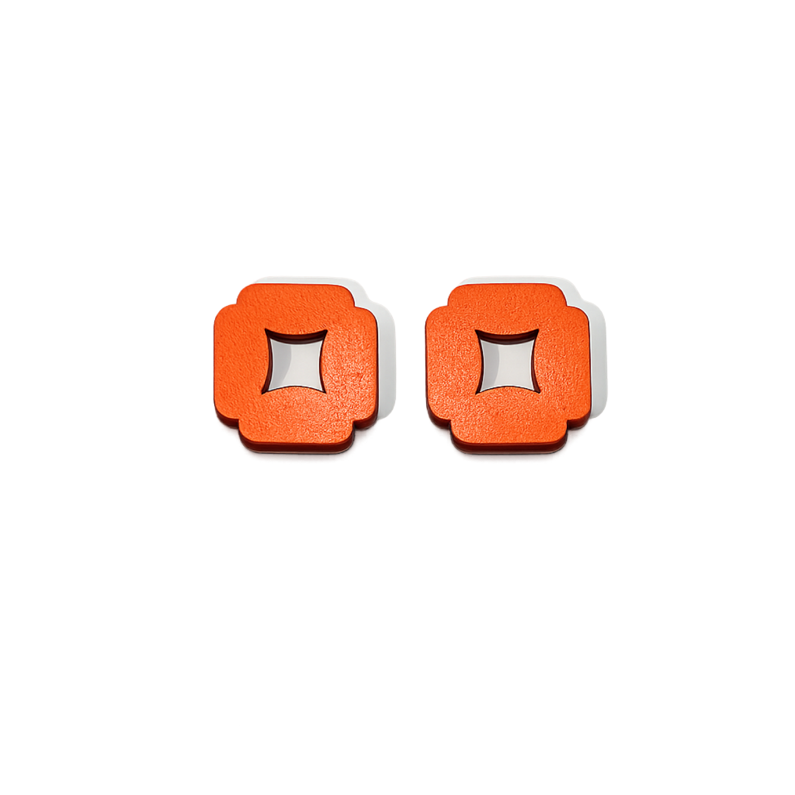 Paire de charms en bois laqué orange vif, carré aux angles entaillés évidé en son centre.