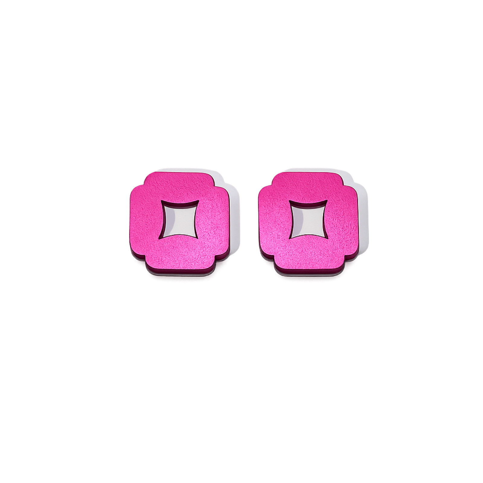 Paire de charms en bois laqué rose fuchsia, forme carrée aux angles entaillés évidée en son centre d'un carré.